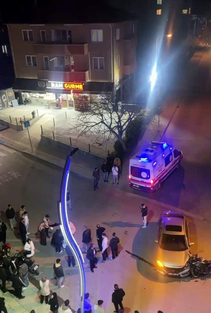 Motosiklet Otomobile Çarptı, Sürücüler Savruldu!