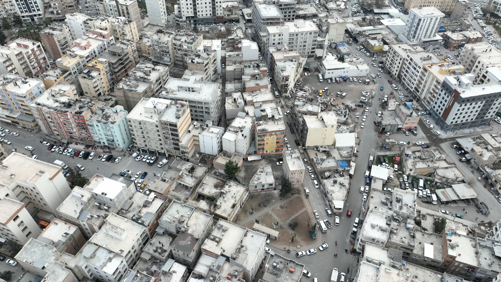 59 Yapi Yikilarak 25 Metre Geni̇şli̇ği̇nde Yol Açilacak