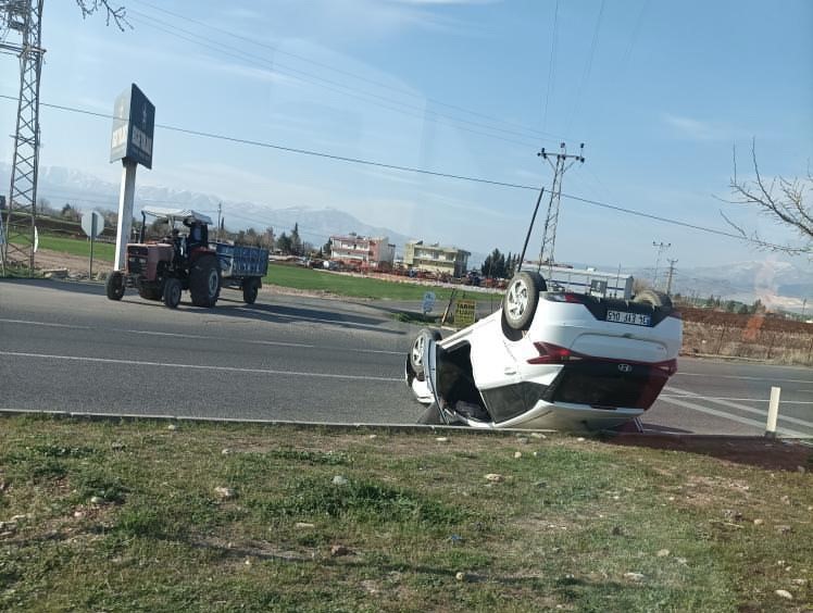 Urfa Yol Ayrımında Otomobil Takla Attı!