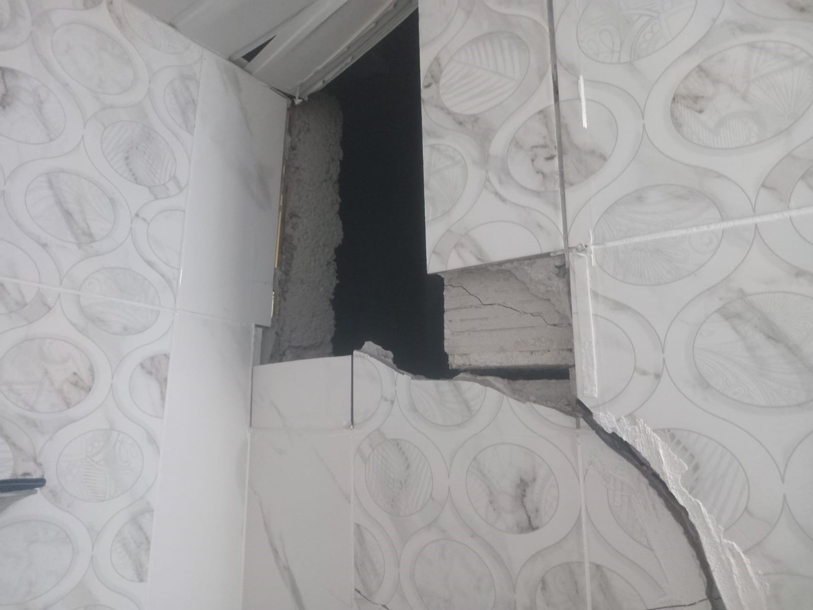 Beşiğin Üzerine Kapı Düştüğü Ihbarı Binayı Mühürletti