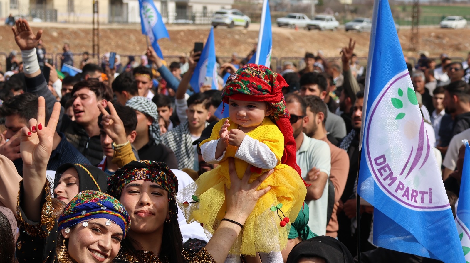 Hilvan'da Newroz ateşi yakıldı