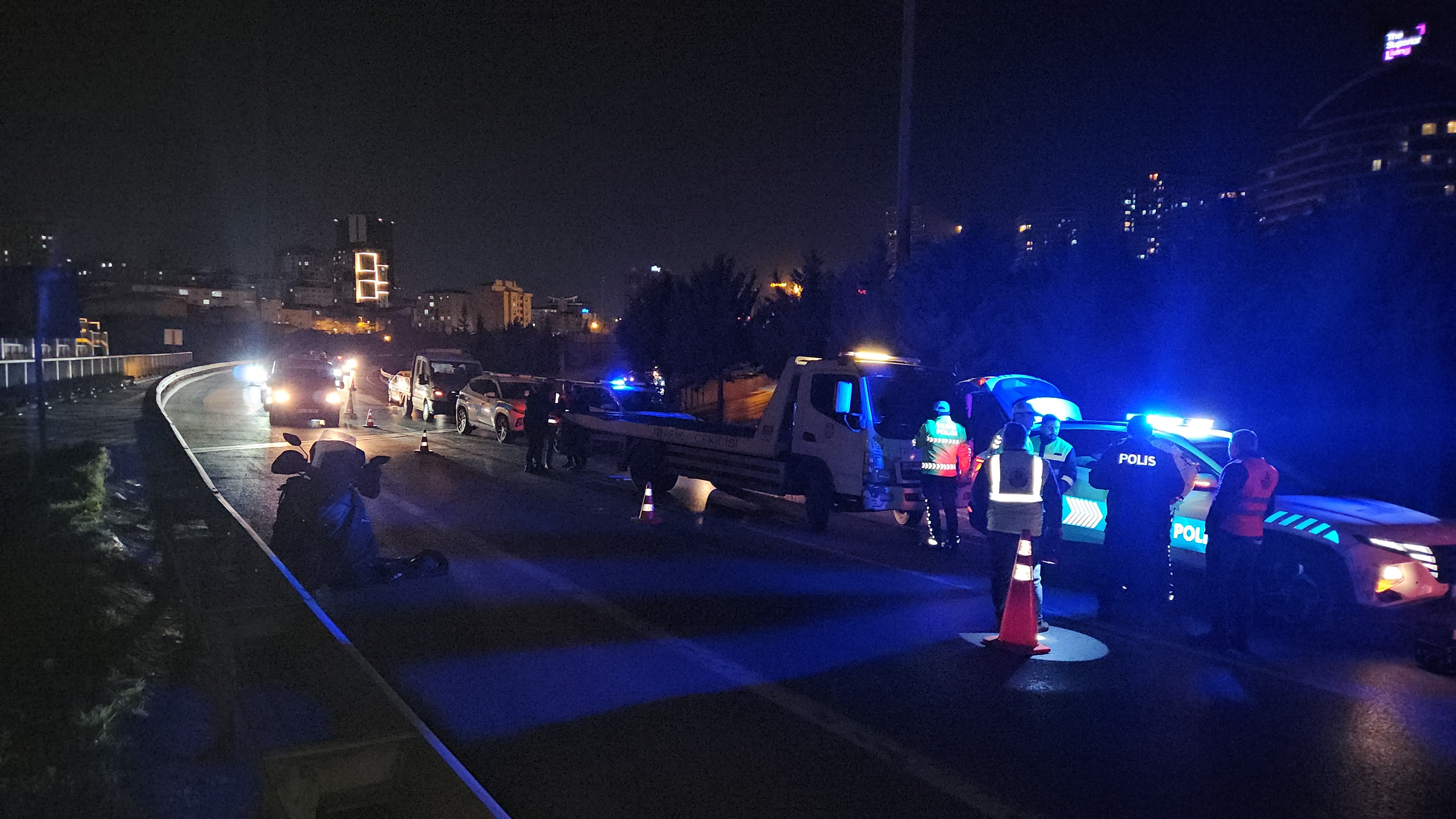 TEM'de Yolun Ortasında Yatan Kişiye Çarpıp Sürüklendi