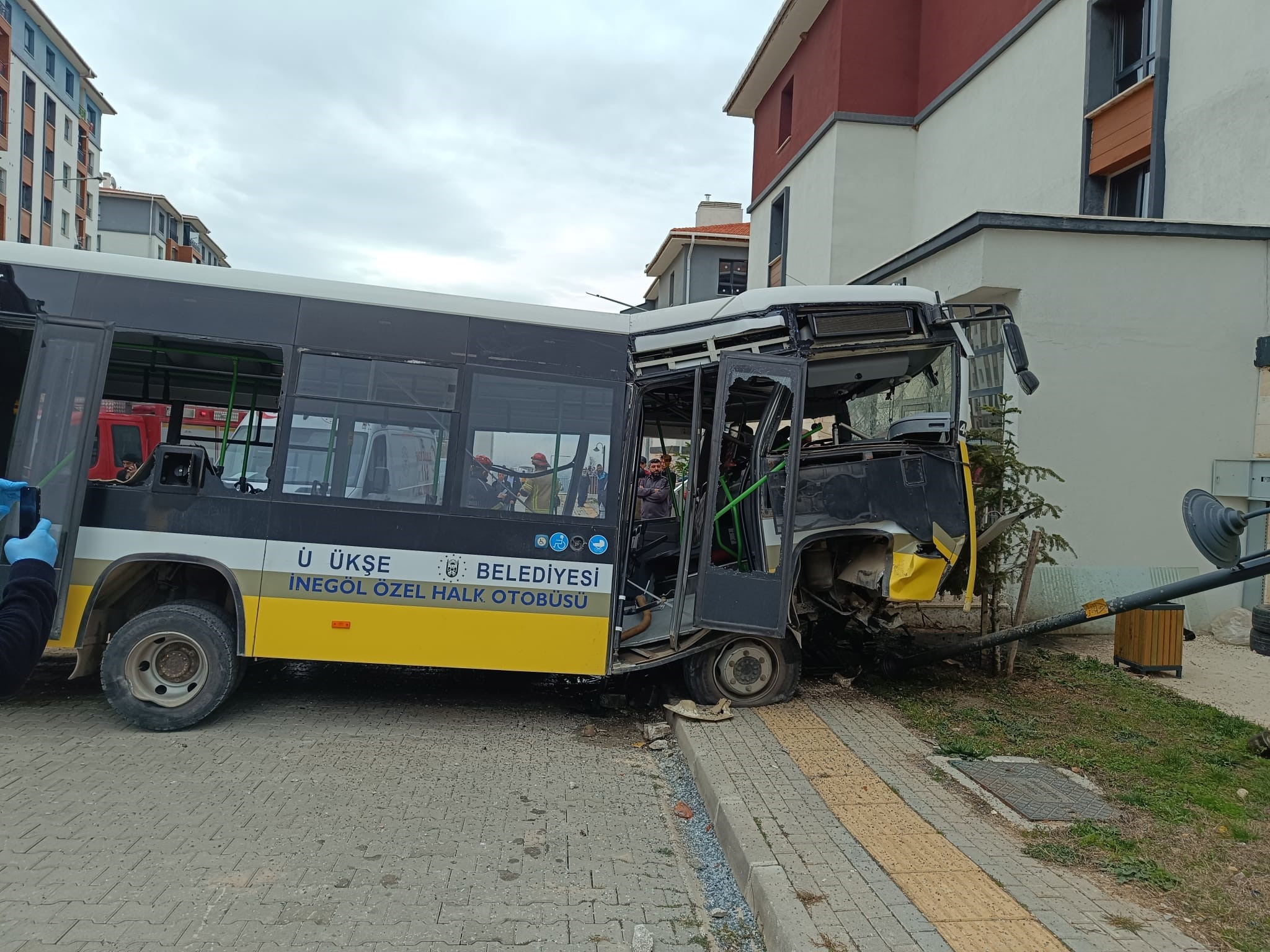 Özel Halk Otobüsü Istinat Duvarından Uçtu!
