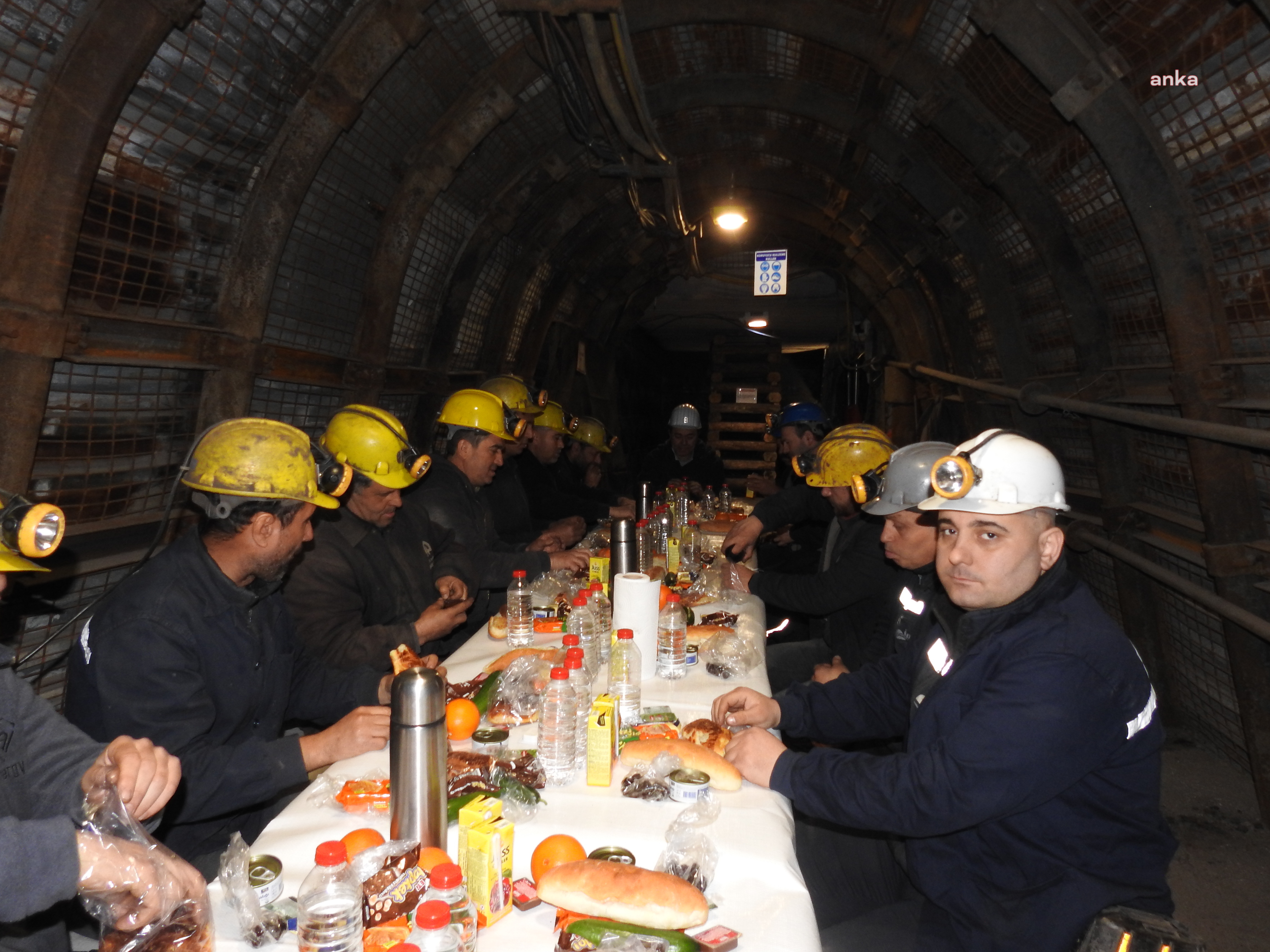 Yerin 500 Metre Altında Madenciler Ilk Iftarı Birlikte Açtı