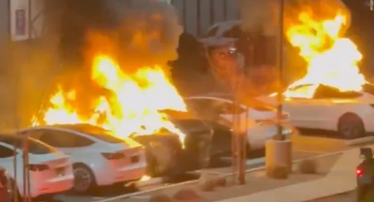 Las Vegas'ta Tesla Araçlar Molotof Kokteyliyle Kundaklandı