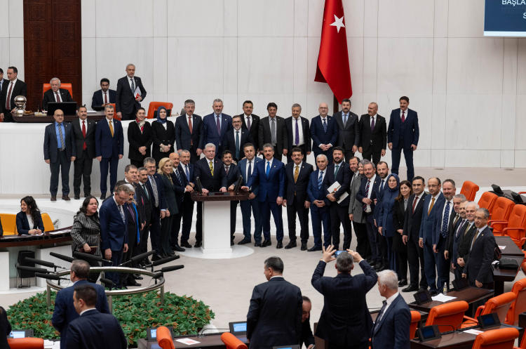 Emeklilere 4 Bin Lira İkramiye Meclis'ten Geçti!