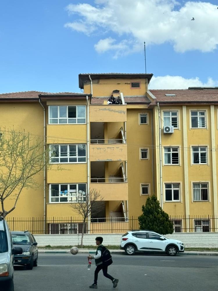 Öğrencilerin Sigara İçtiği Yer Pes Dedirtti!