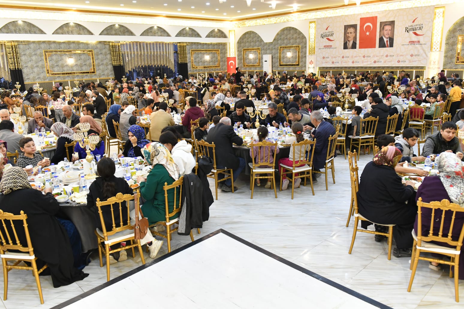 Urfa’da Her İftar Geniş ve Bereketli Sofralar Kuruluyor