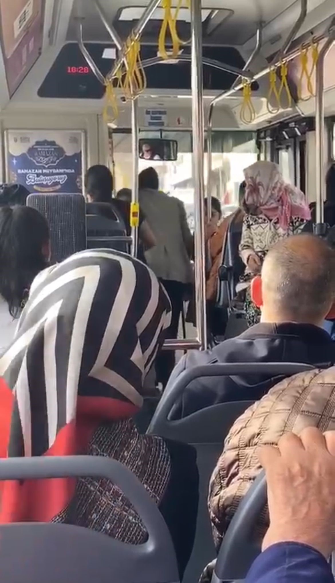 Tanımadığı Kadına Otobüste Evlilik Teklifi
