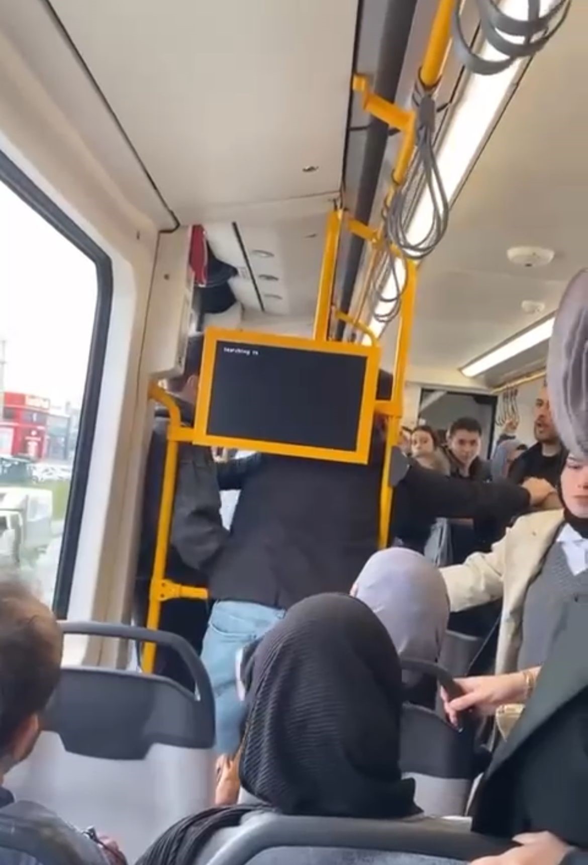 Metroda Tartıştığı Kişiye Tekme Ve Küfür!