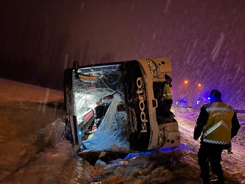 Yolcu otobüsü şarampole devrildi: 1 ölü, 25 yaralı