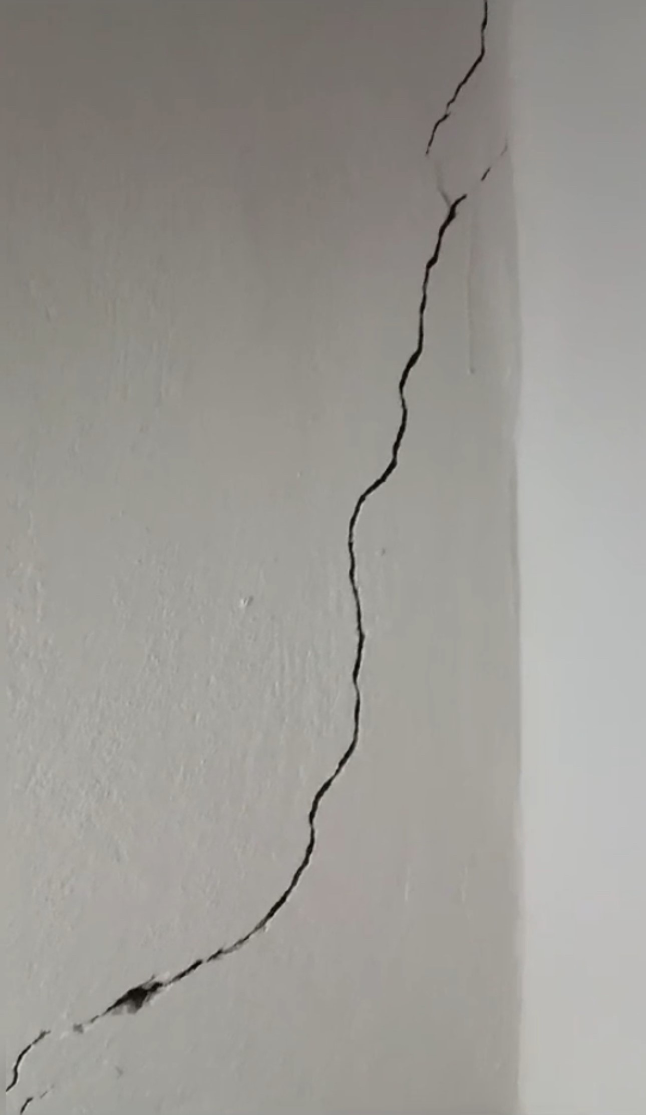 Yüksekova'da Deprem Sonrası Evlerde Çatlaklar Oluştu.