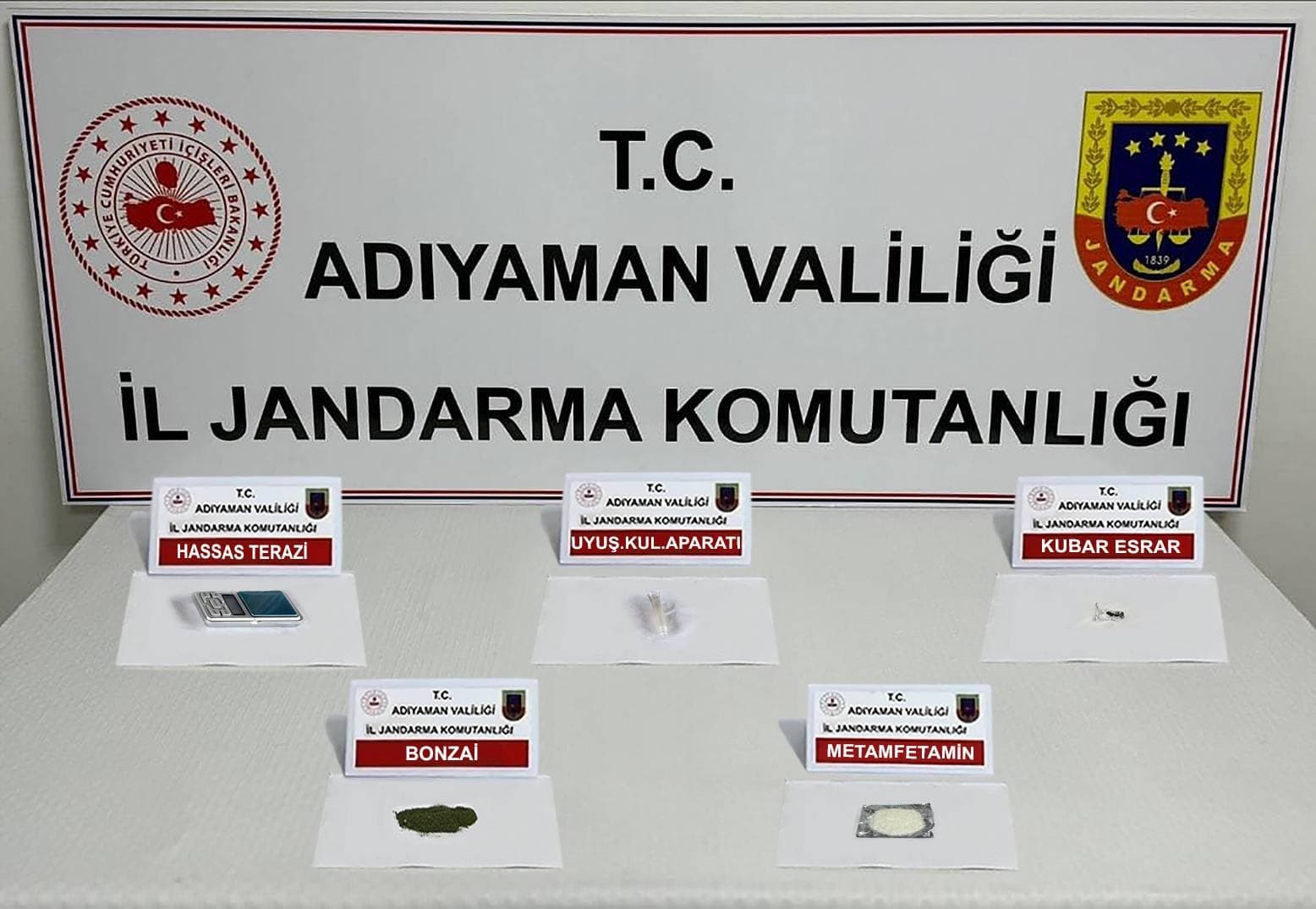 Uyuşturucu Operasyonunda 12 Şahıs Yakalandı