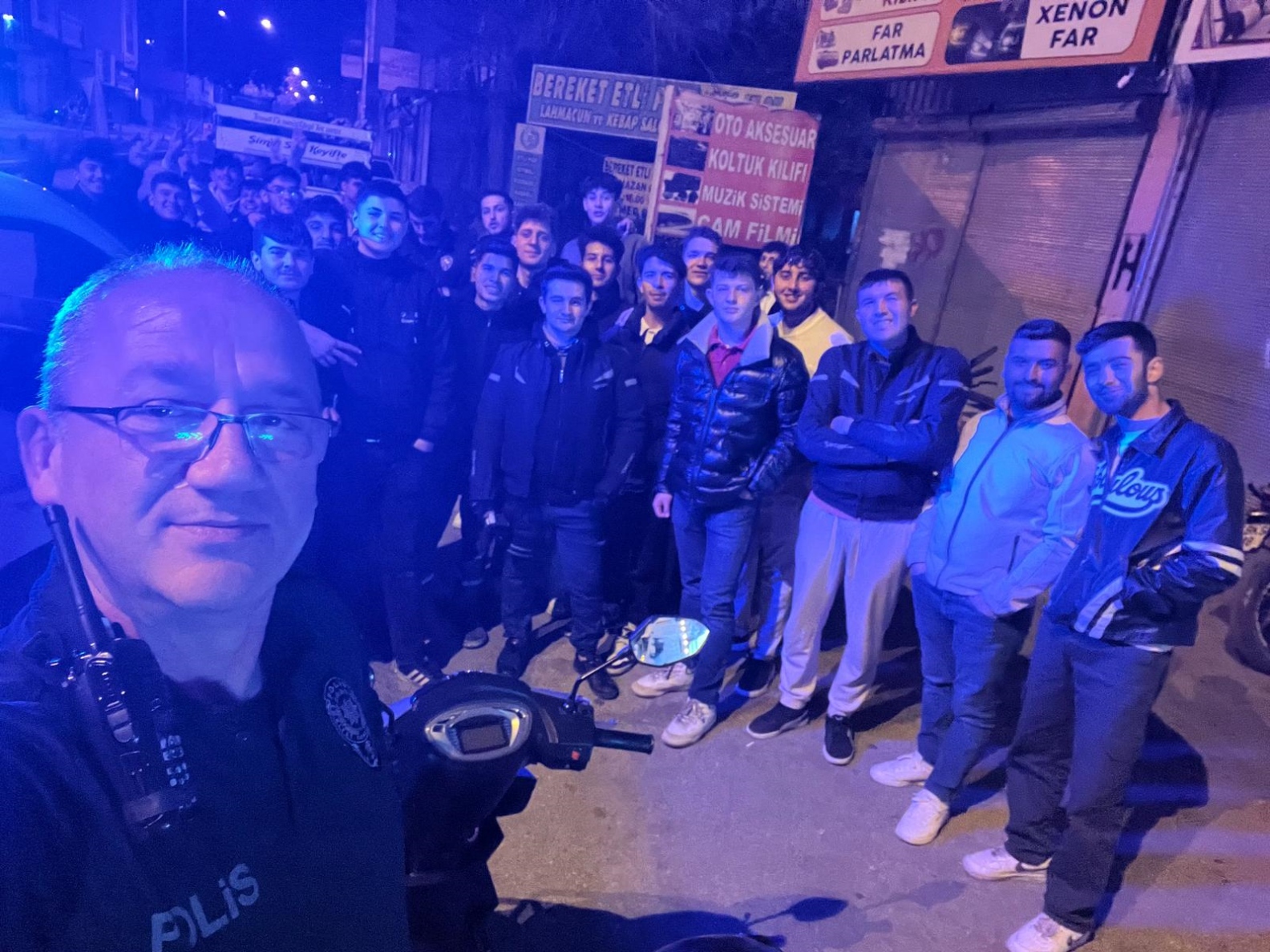 Polis, Gençlere Uyarı Sonrası Selfie Çekti.