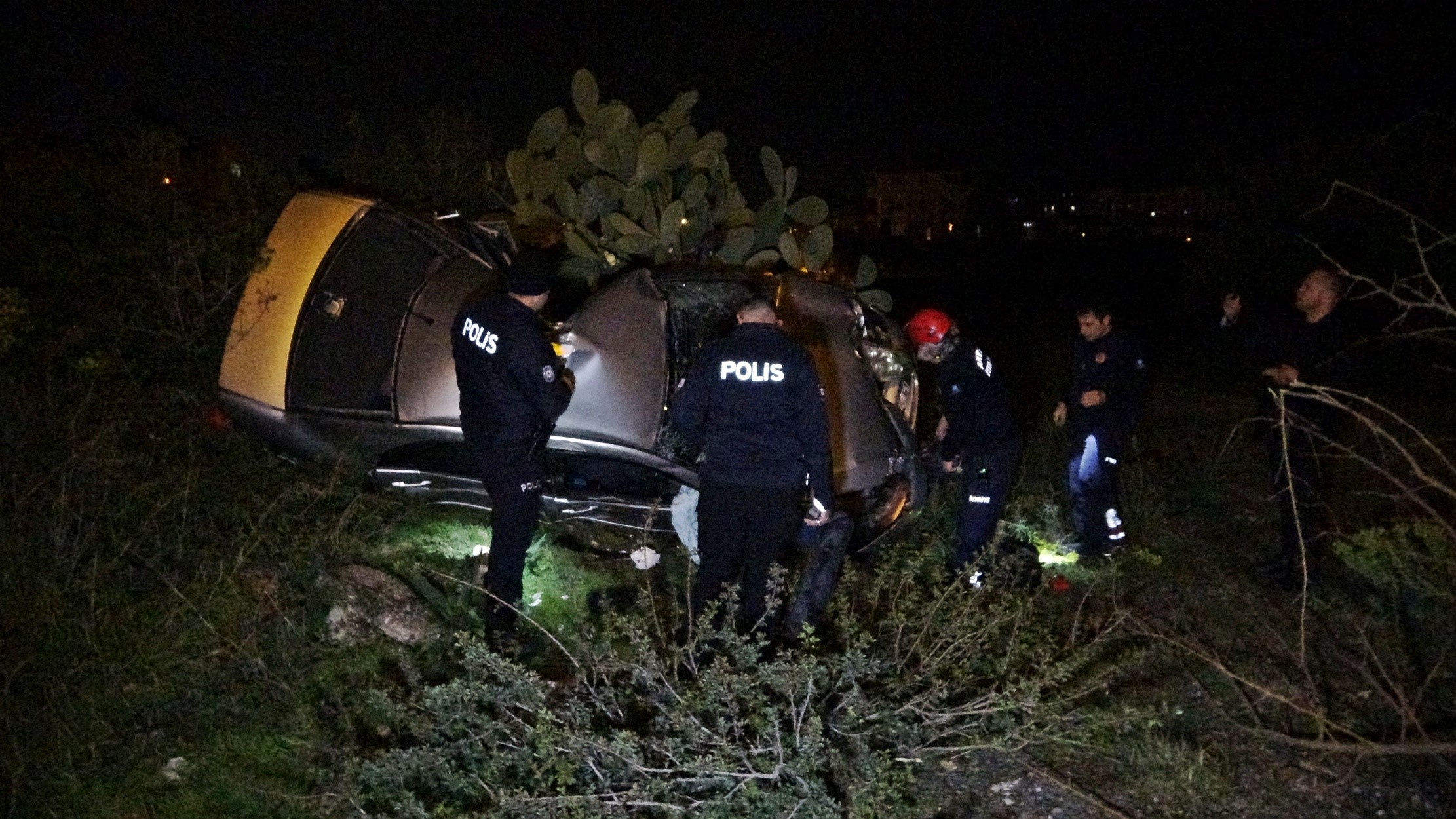Otomobil Bahçeye Uçtu,Polis Memuru Ağır Yaralandı