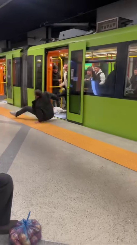 Metroda Yaşlı Adama Hakaret Eden Kişi Darbedildi
