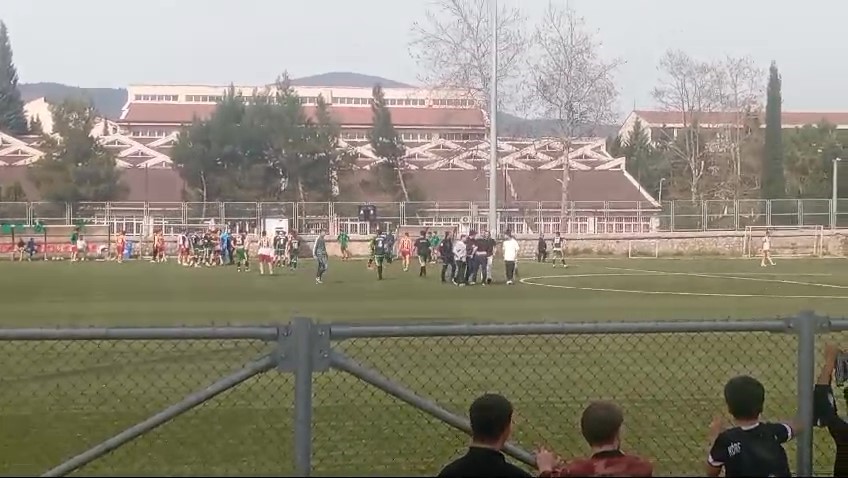Amatör Futbol Maçında Çıkan Kavgada Tekmeler Havada Uçuştu