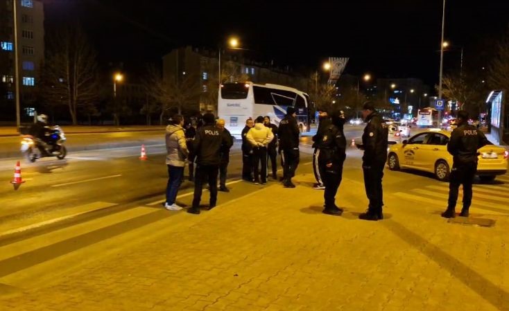 Otomobilden Rastgele Ateş Edildi: Genç Yaralandı