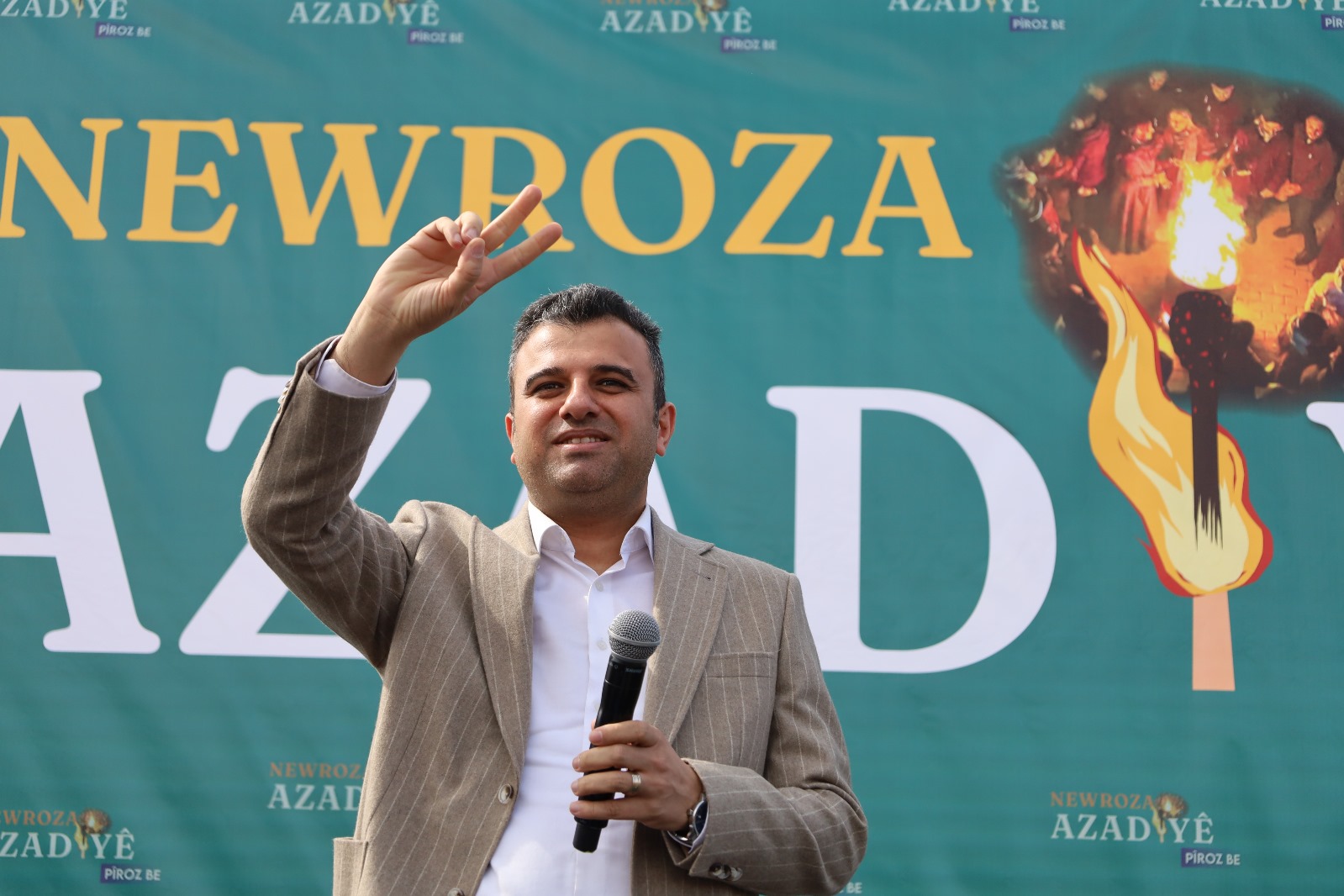 Hilvan'da Newroz ateşi yakıldı
