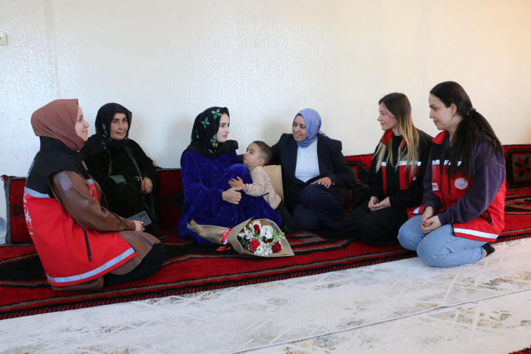 Beşiz Bebekleri Olan Felhan Ailesine Bakanlık Ziyareti
