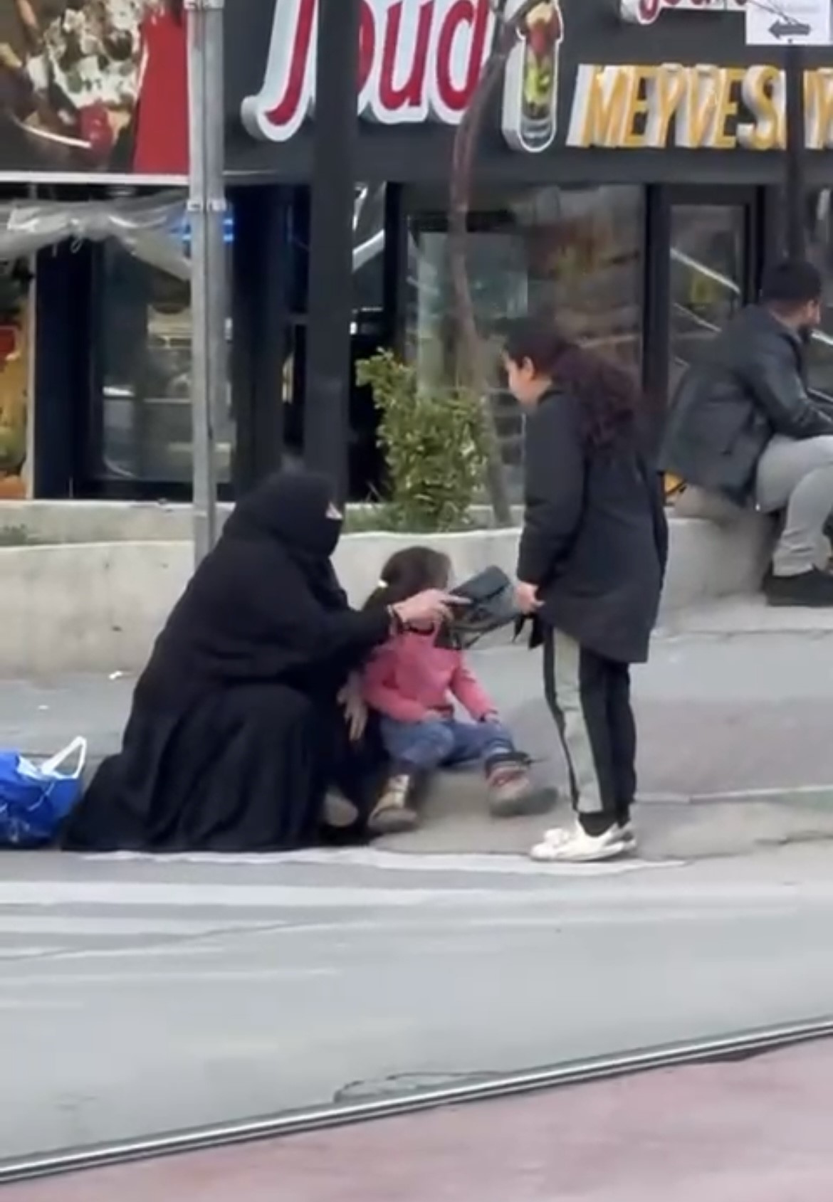 Dilenciler Arasında Mıntıka Kavgası Kamerada!