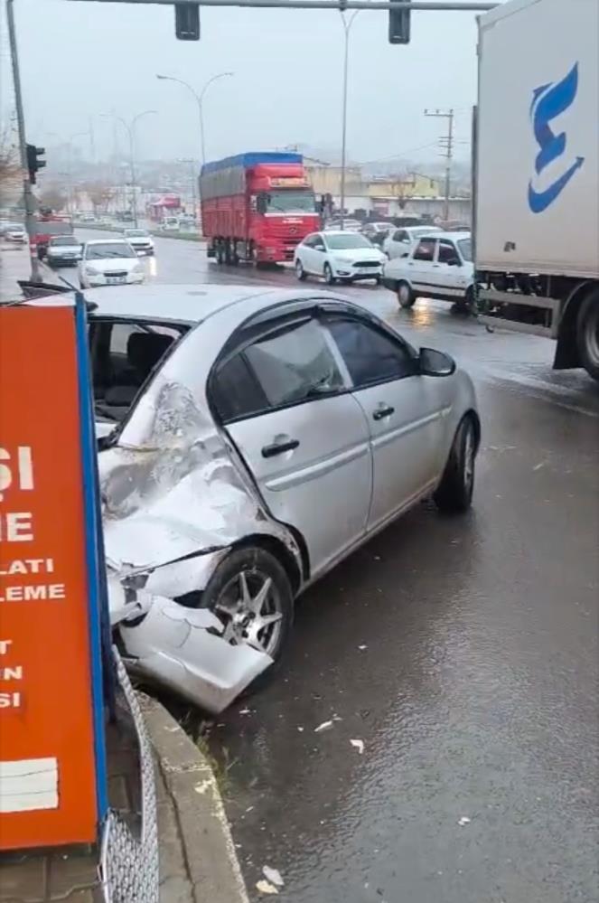 Hilvan’da Trafik Kazası: Otomobil Tıra Çarptı!