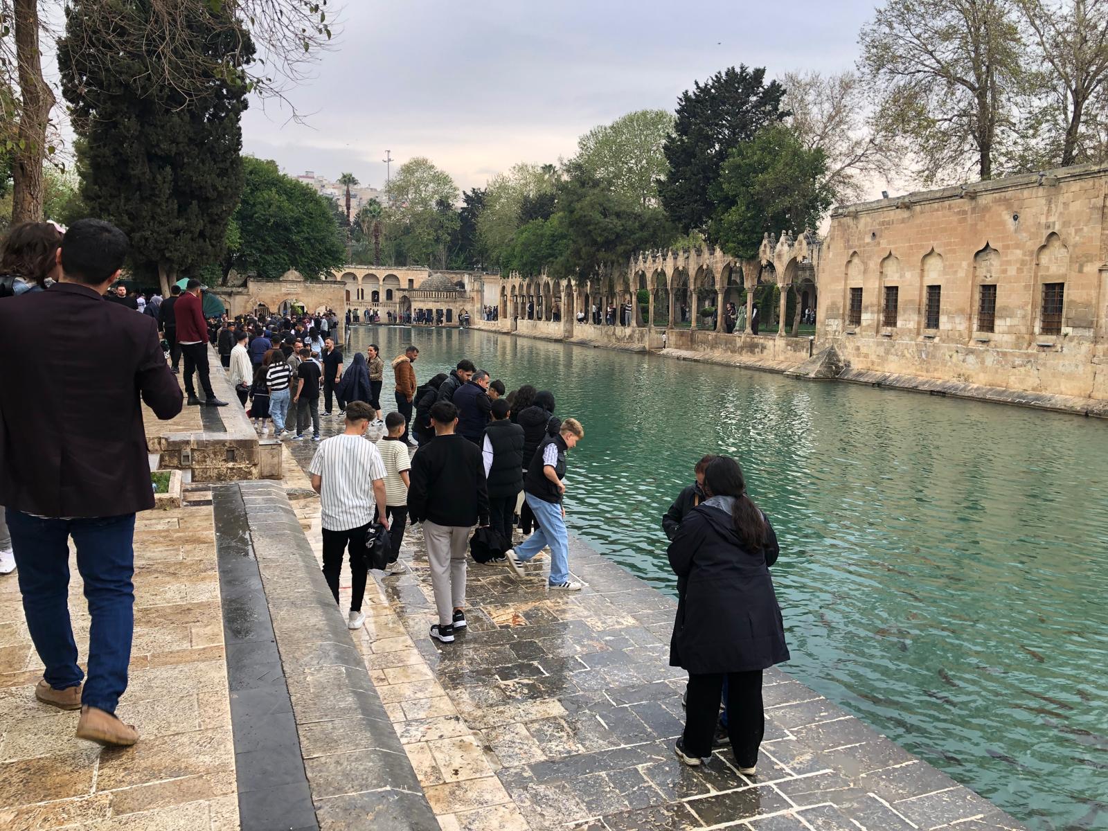 Yağmura Rağmen Balıklıgöl’e Ziyaretçi Akını