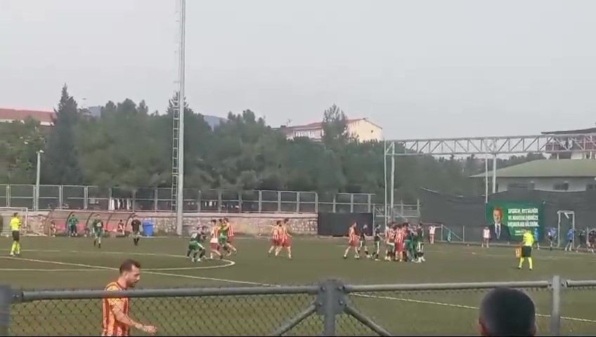 Amatör Futbol Maçında Çıkan Kavgada Tekmeler Havada Uçuştu