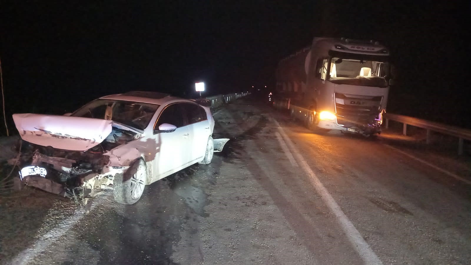Bilecik'te Tır ve Otomobil Çarpıştı: 1 Ölü, 2 Yaralı