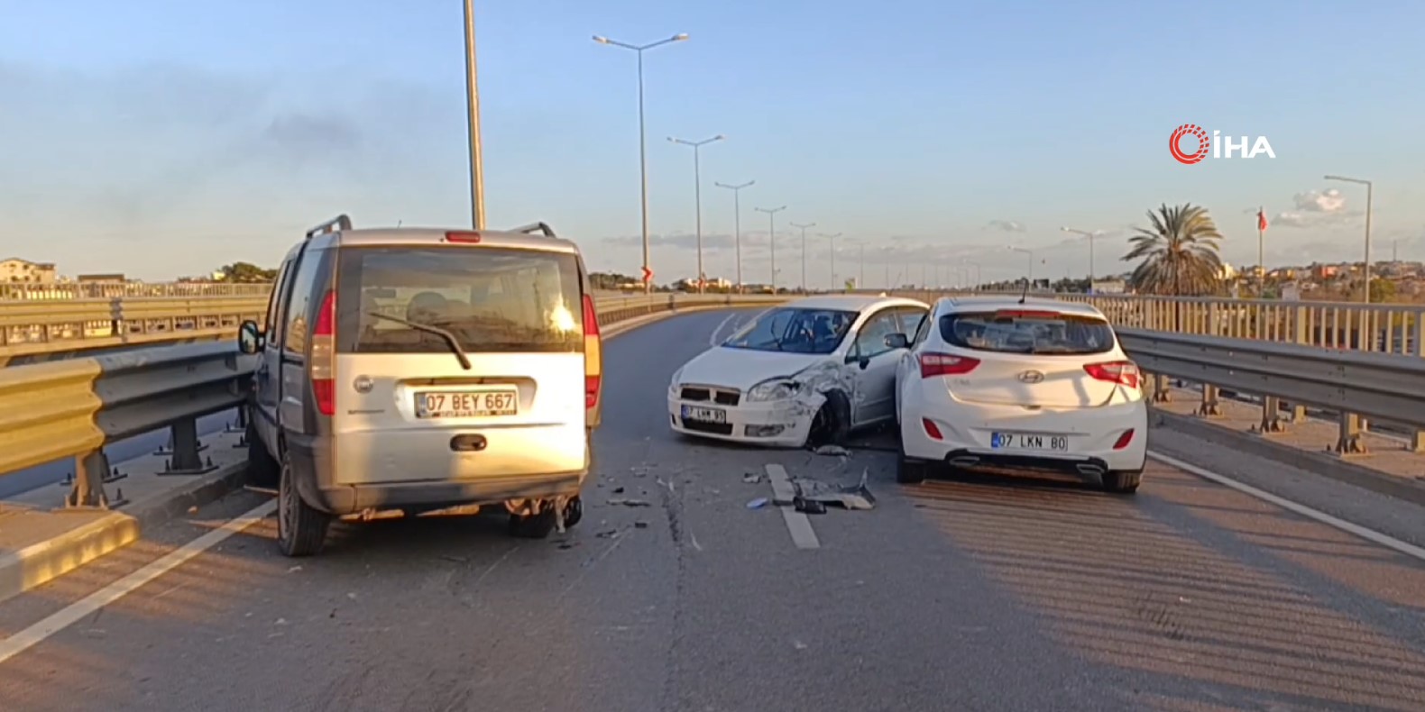 Antalya'da 3 Araçla Zincirleme Kaza: 2 Yaralı