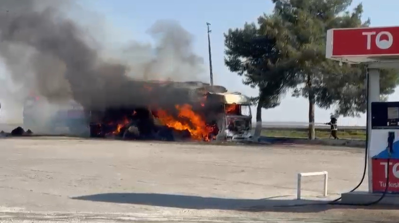 Virajı Alamayan Kamyon Devrildi: 1 Yaralı