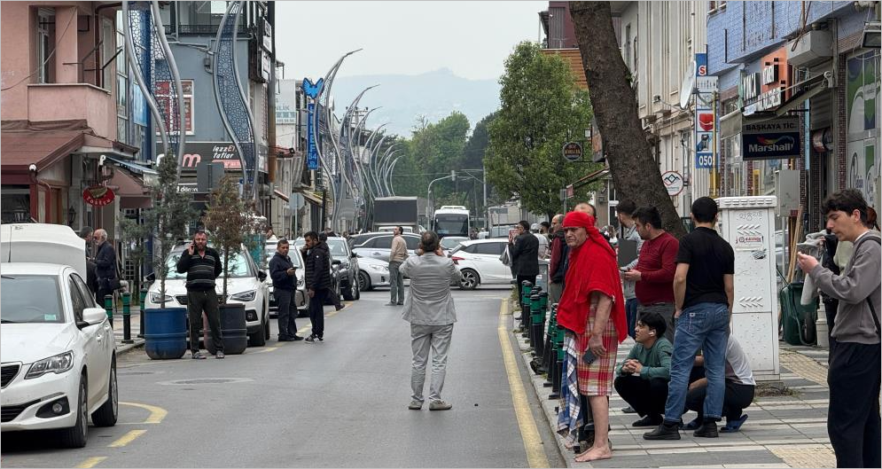 Depreme Hamamda Yakalandı, Sokağa Peştamalla Koştu