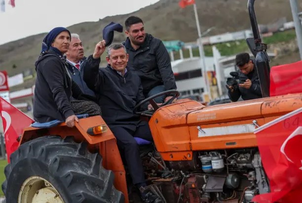 Özgür Özel’den Çiftçiye Destek