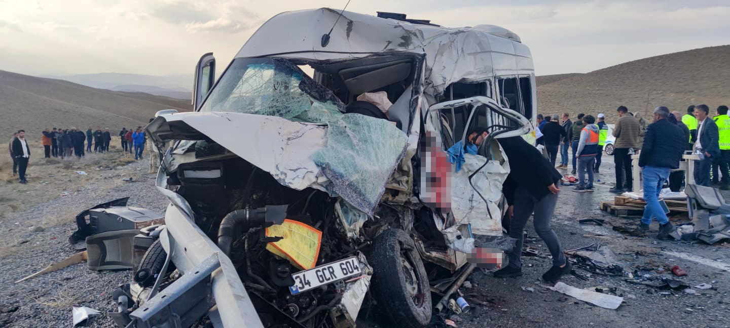Van'da Katliam Gibi Kaza: 6 Ölü 8 Yaralı