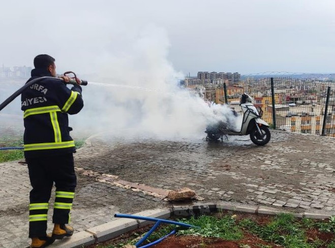 Park Halindeki Motosiklet Alevlere Teslim Oldu