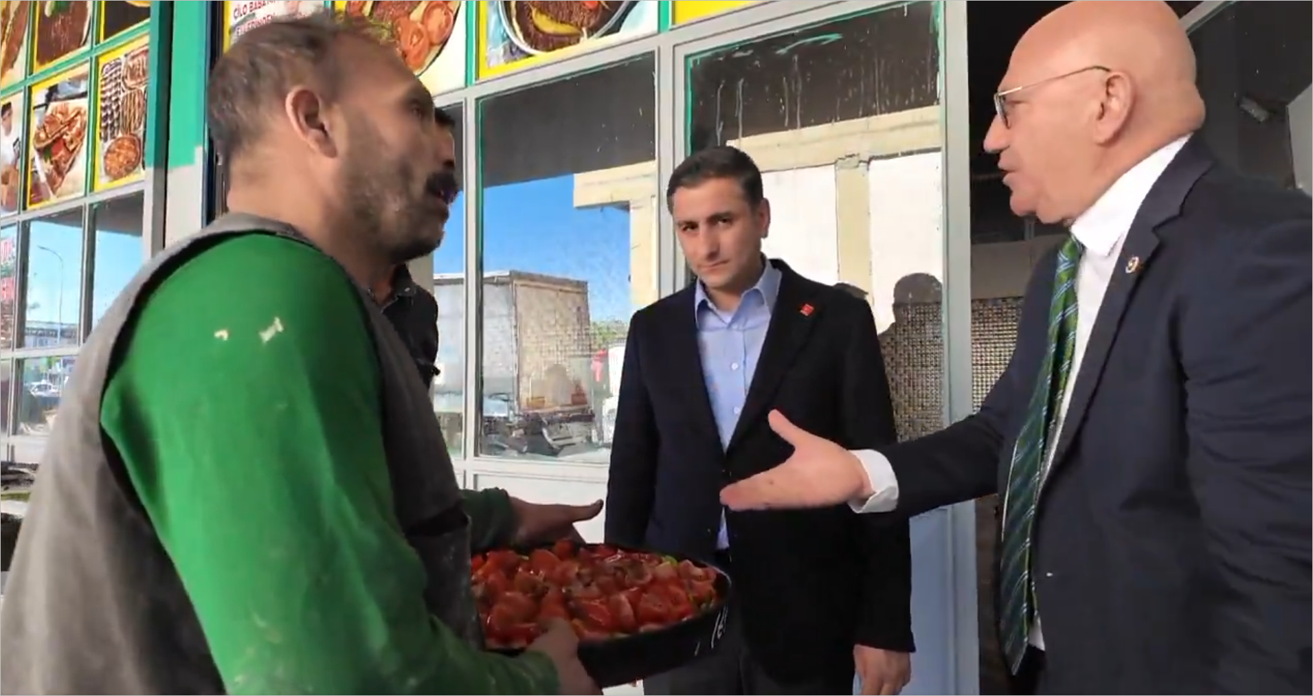 Vekil Tanal Urfa'da Tepsi Kebabına Tepki Gösterdi!