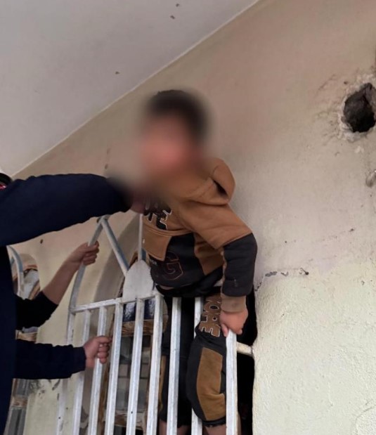 Pencereye Sıkışan Çocuk, İtfaiye Tarafından Kurtarıldı