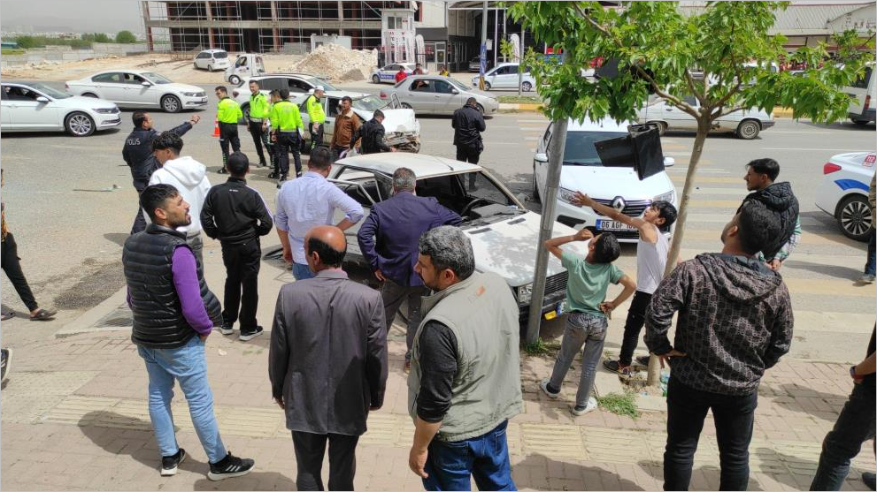 Şanlıurfa'da İki Otomobil Çarpıştı: 8 Kişi Yaralandı