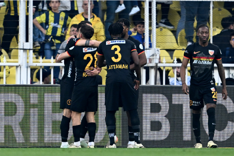 İcardi, Melo Ve Podolski'den Taraftarı Kızdıran Paylaşım!