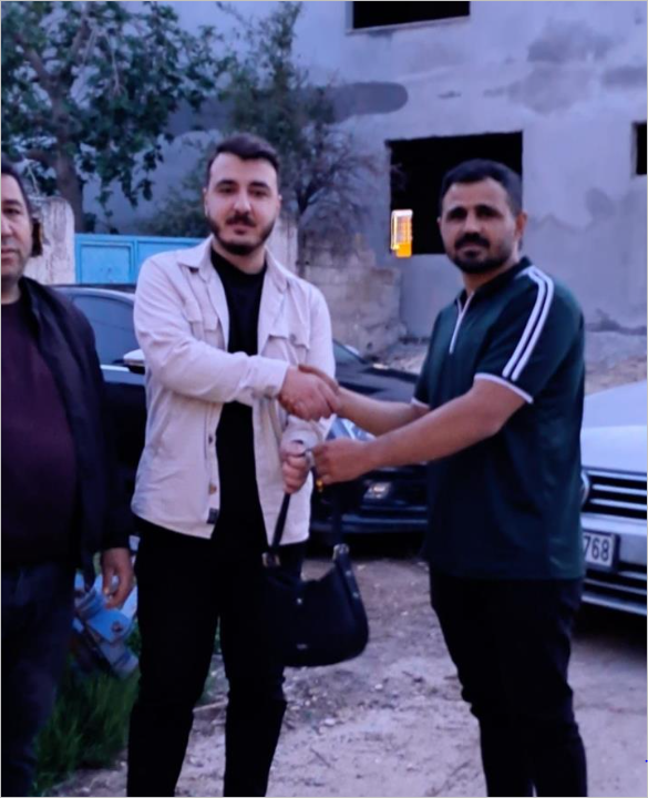 Yolda Bulduğu Ziynet Dolu Çantayı Sahibine Teslim Etti