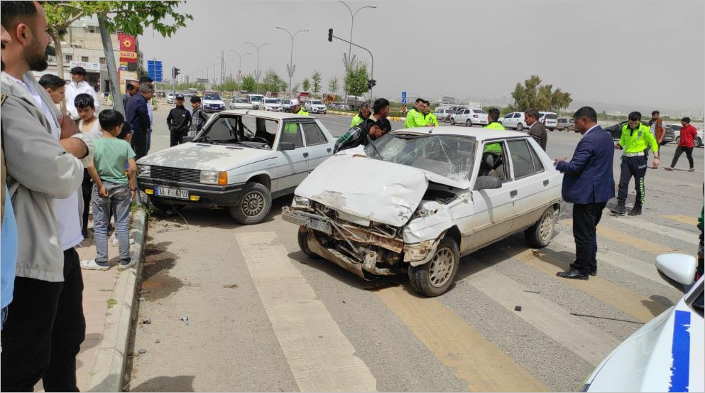 Şanlıurfa'da İki Otomobil Çarpıştı: 8 Kişi Yaralandı