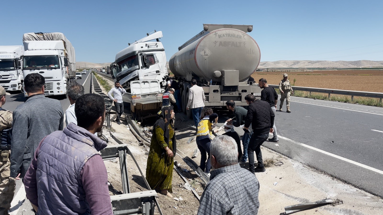 Şanlıurfa’da Tır otomobil İle  Çarpıştı: 4 yaralı