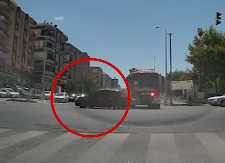 Ters Yönden Gelen İtfaiye Aracı Otomobile Çarptı: 3 Yaralı