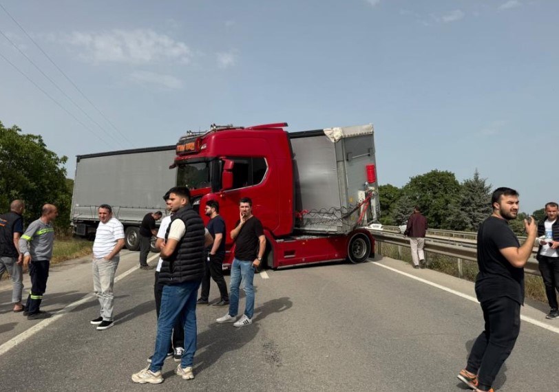 Sürücü Şoka Girdi, Yol Saatlerce Kapandı!