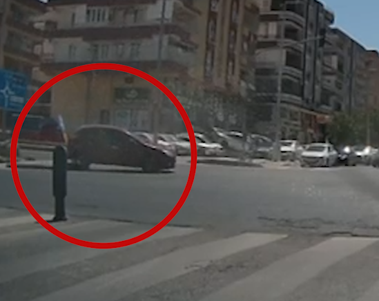 Ters Yönden Gelen İtfaiye Aracı  Otomobile Çarptı: 3 Yaralı
