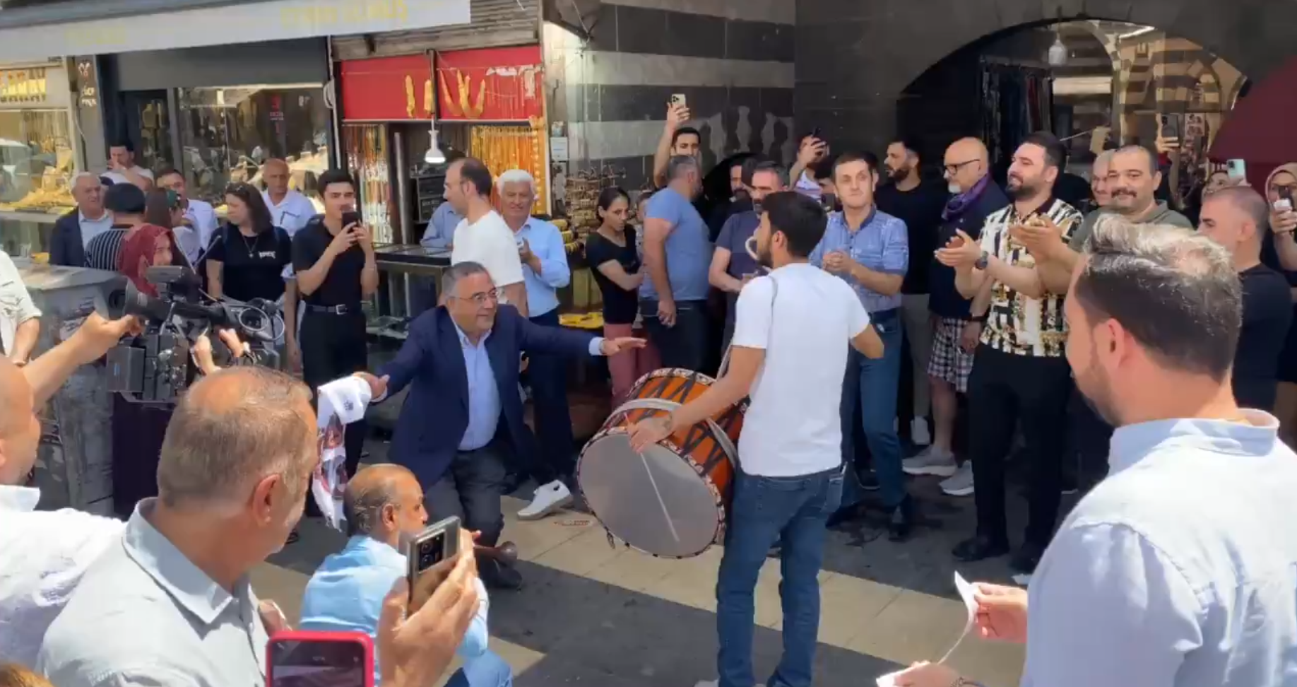 PKK Silah Bıraktı, Diyarbakır Halayda