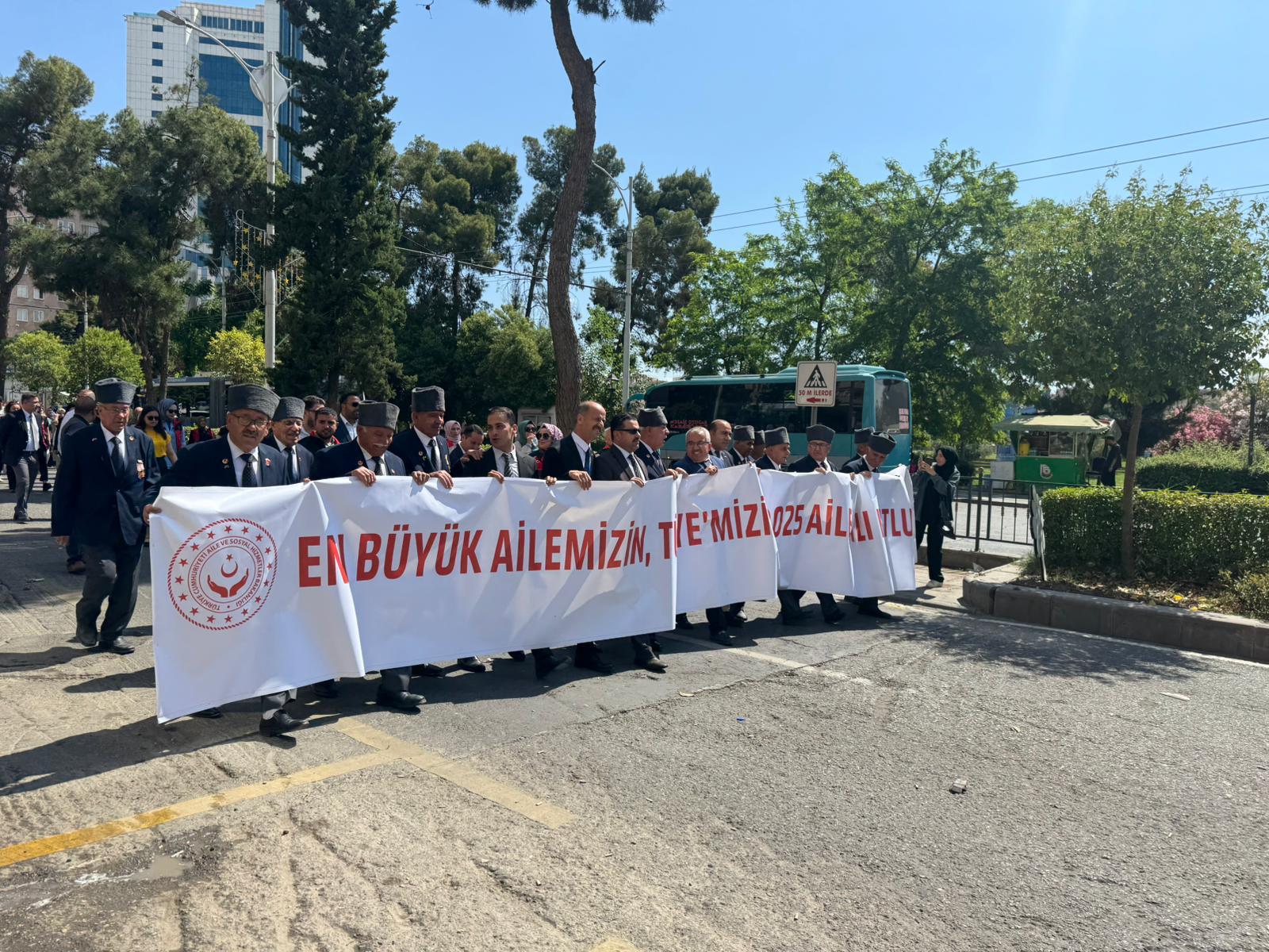Urfa’da “En Büyük Ailemiz Türkiye’miz” Yürüyüşü Düzenlendi