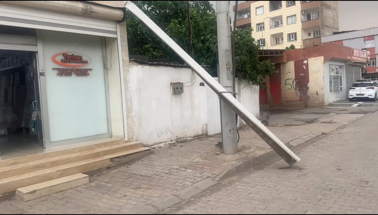 Şanlıurfa'da Fırtına Hayatı Olumsuz Etkiledi...
