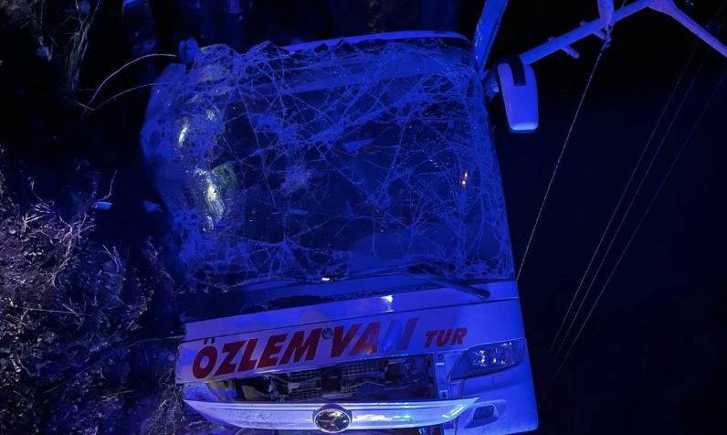 Van'da Yolcuları Taşıyan Otobüs Devrildi: 28 Yaralı
