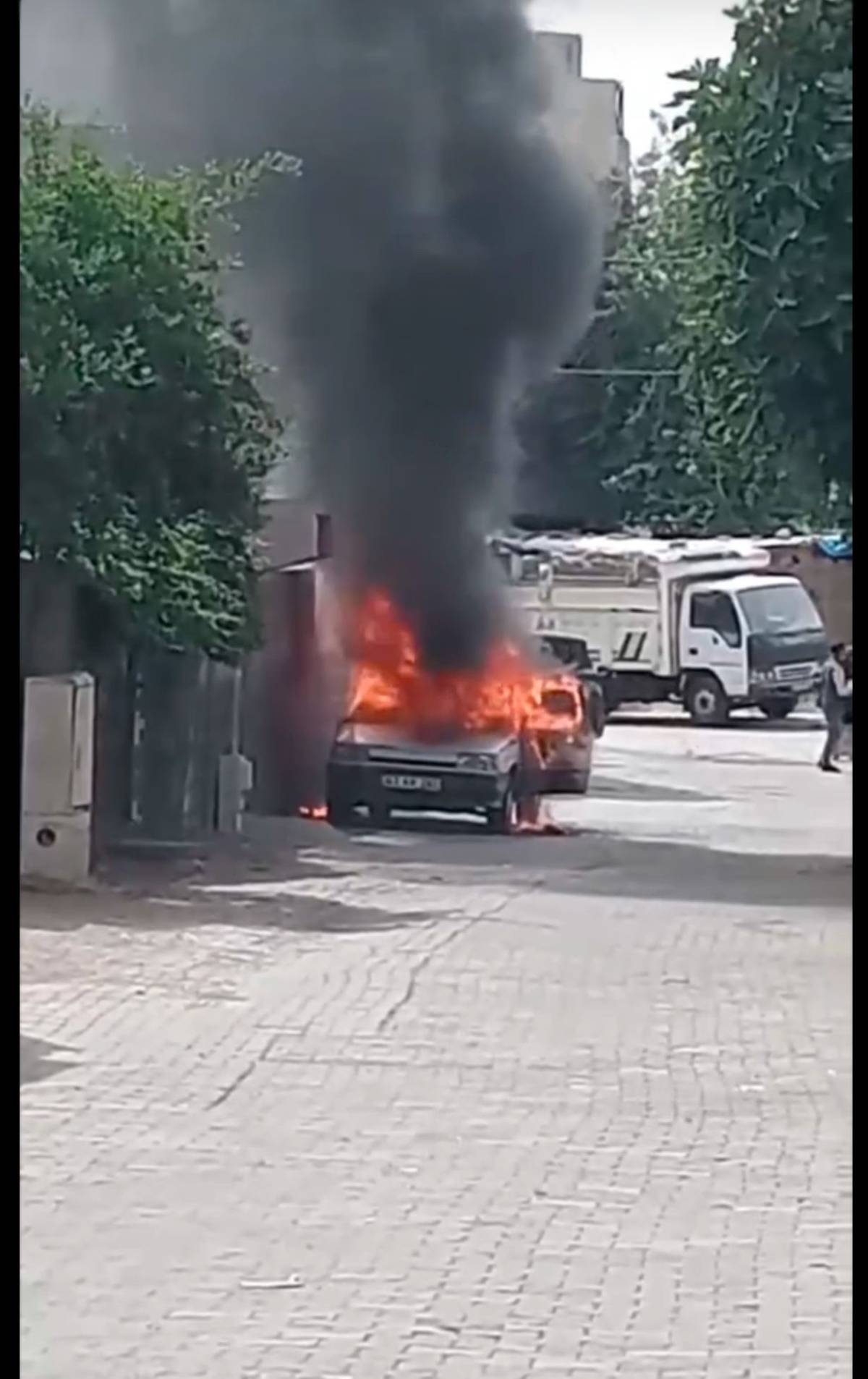 Siverek’te park halindeki otomobil alev topuna döndü !